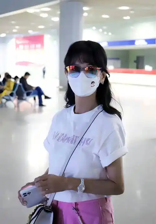 赵雅芝现身机场身穿白色短袖t恤搭配粉色宽松裤,休闲舒适又简约!
