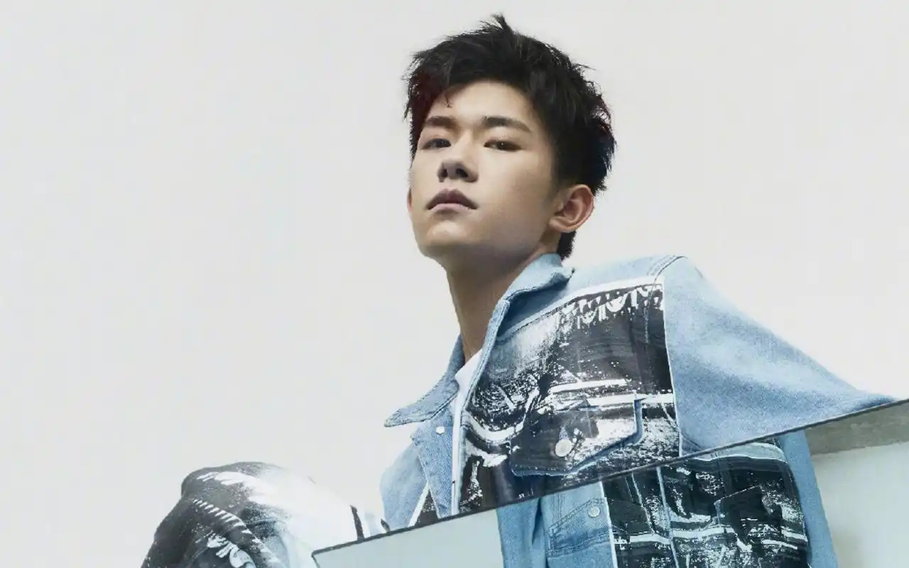 易烊千玺杂志写真图片桌面壁纸