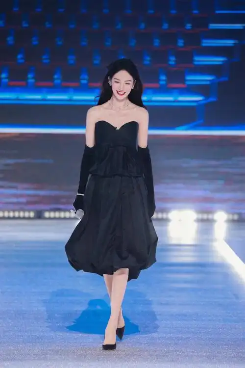 金晨这也太有"公主范"了,穿黑色抹胸裙少女感十足,甜美又温柔