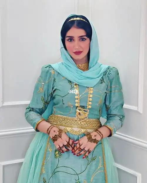 这套阿拉伯传统装扮符合我对茉莉公主的想象_阿拉伯_服装设计_时尚