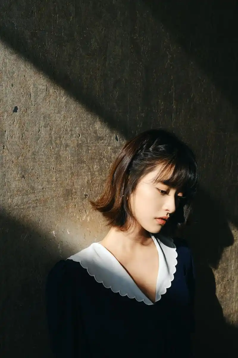 沈月短发齐刘海大眼灵动 穿翻领连衣裙清新怡人