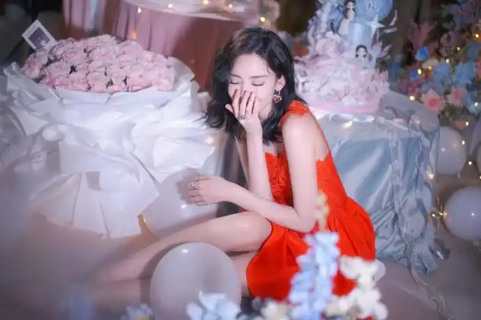 古力娜扎30岁生日现场照曝光,穿红裙开心许愿,笑靥如花仍如少女_腾讯