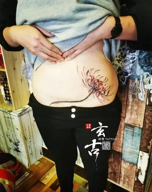 彼岸花纹身图片腰部新传统纹身图案