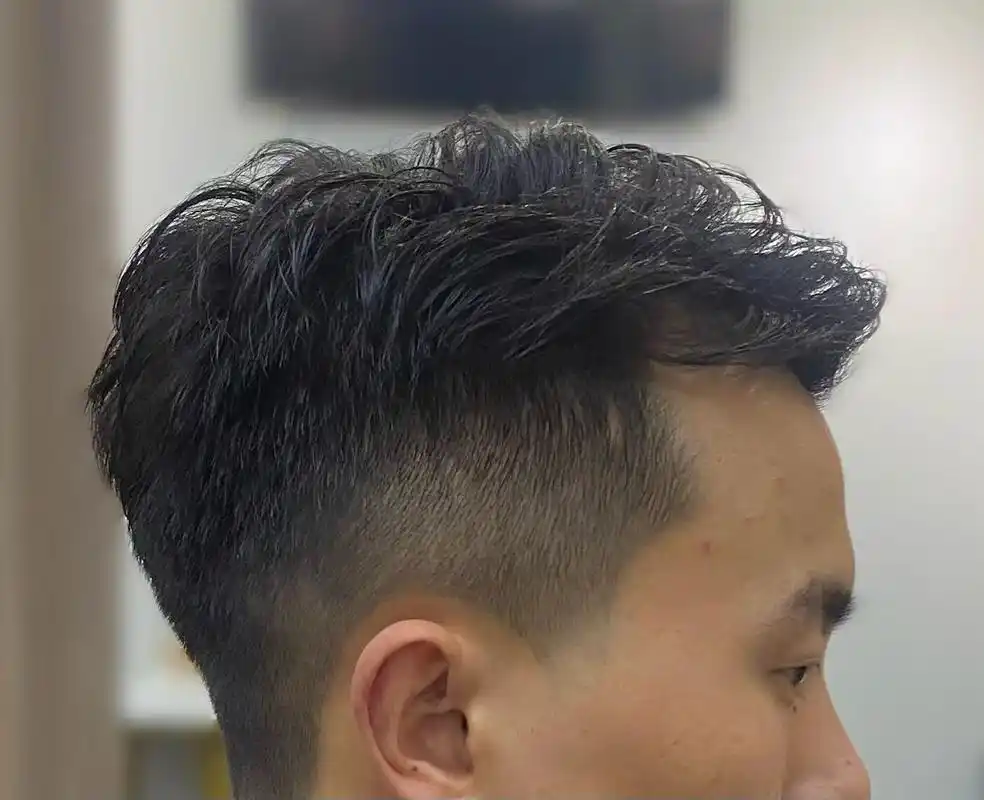 男生纹理烫发:三七侧背 纹理烫能让头发保持自然的同时增加发型的线条