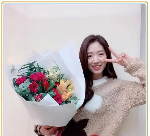 朴信惠ins晒新图,手捧一大束鲜花笑得甜美,网友回应真好看