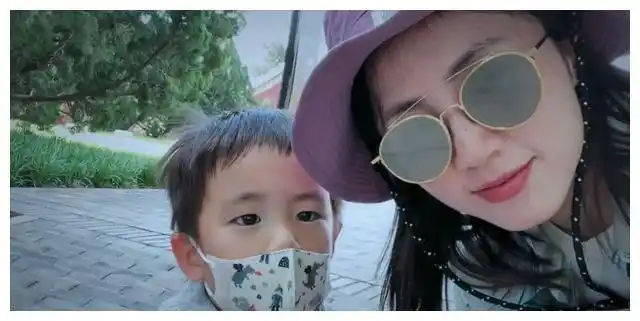 黄磊小儿子正脸照首次曝光,样貌不像父母,一家5口都是高颜值_腾讯新闻