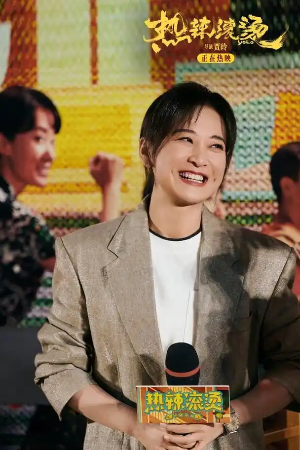 热辣滚烫贾玲亮相新春拜年会与观众温馨相见