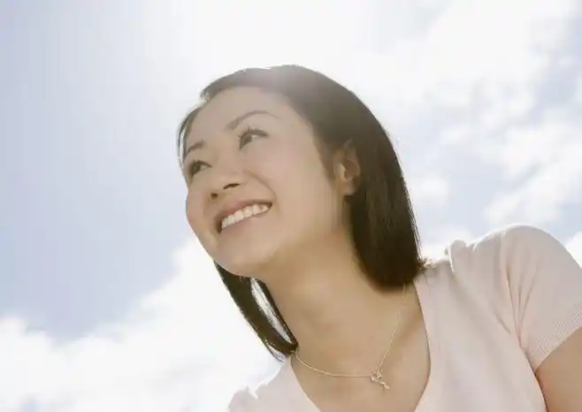 女孩灿烂的笑容图片