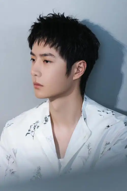 王一博早秋穿搭现身北京机场##王一博##百雀羚品牌代言人王一博