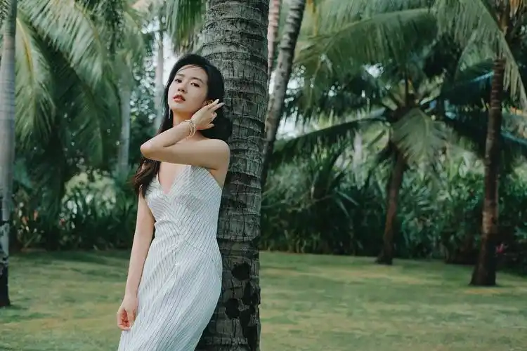 许龄月海边氛围感大片曝光一袭白裙浪漫温柔尽显随性