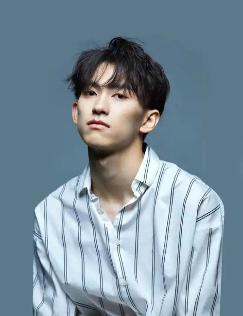 俞彬新单曲表演者首发岁末聆听爱情的独白