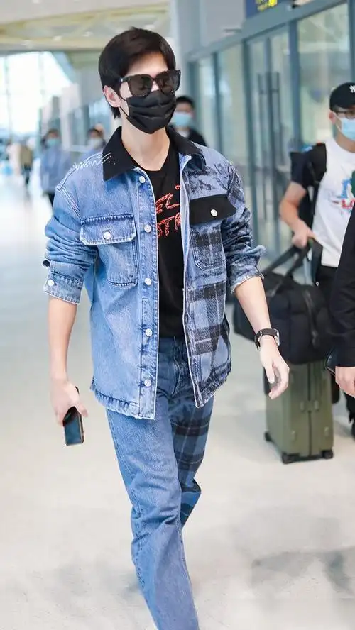 杨洋今日份机场路透图,一身蓝色格子牛仔look,酷帅有型咩