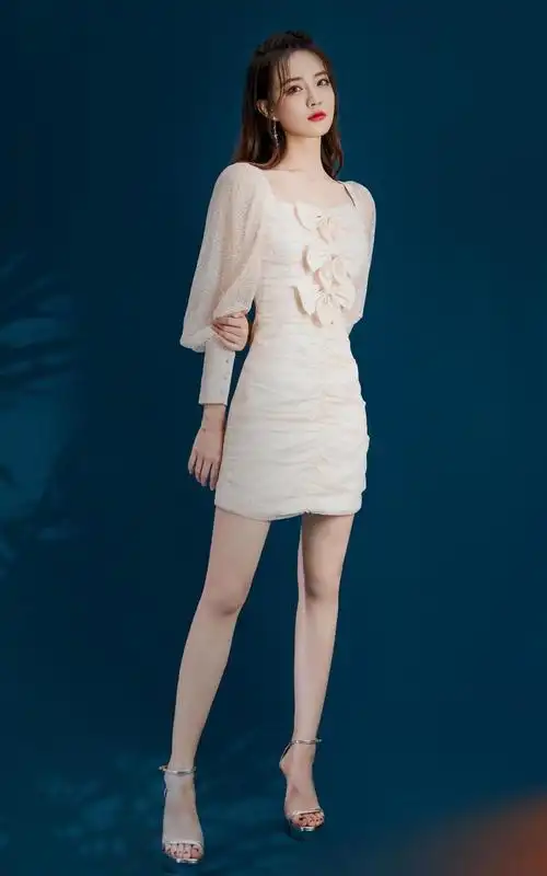 原创徐璐又美出圈了吊带配西装干练飒爽穿短裤秀漫画腿真抢镜