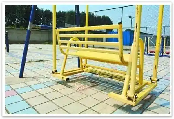 一种是用铁链悬挂起来的,一种是用钢管悬挂起来的,钢管秋千的潜在危险