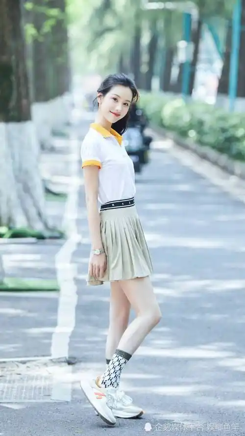 照片上的陈都灵,一件白色短袖搭配浅色百褶裙,脚踩一双运动鞋,又高又