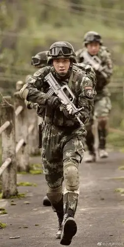 杨洋燕破岳图楼,期待军旅剧《特战荣耀》.杨洋的身材和气质.