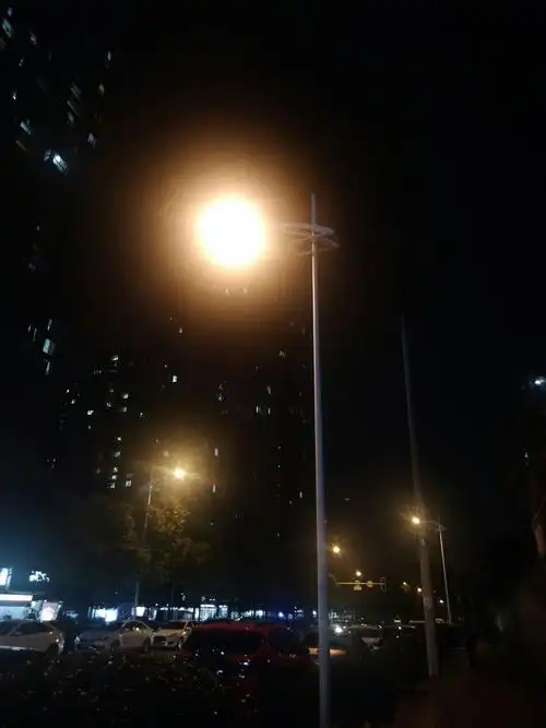 安静的街灯 明亮的星火