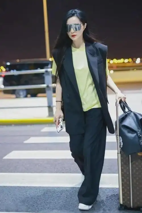 范冰冰深夜独自推行李走机场,穿西装马甲巨星范十足,但无人接机