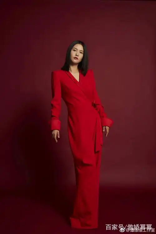 盘点谭维维2018年最美的七套造型,最后一套白色长裙简约清纯!