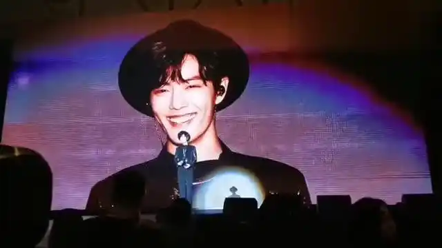 肖战泰国见面会笑,这一笑太撩人了