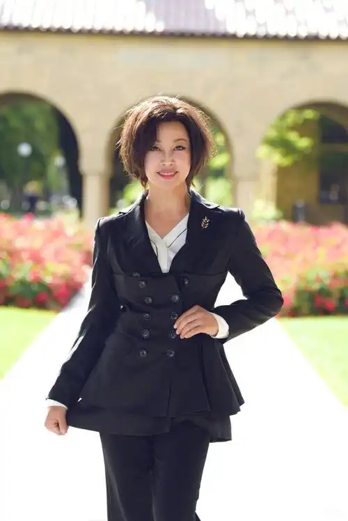 已过耳顺之年仍能优雅,清新两不误,"不老女神"刘晓庆6款穿搭带你时尚