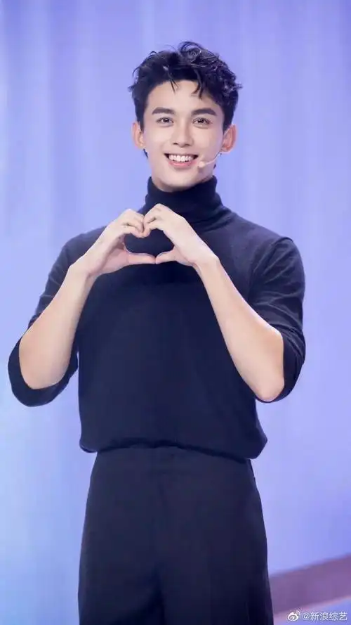 吴磊片场侧拍视频# 都来看吴磊最新工作花絮!