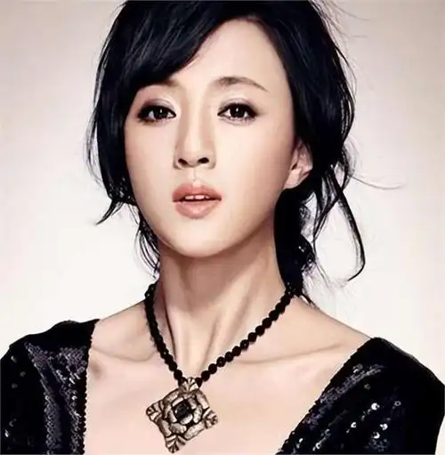 她在小品中的活泼逗趣表演,尤其是与郭冬临,常远等资深喜剧演员的默契