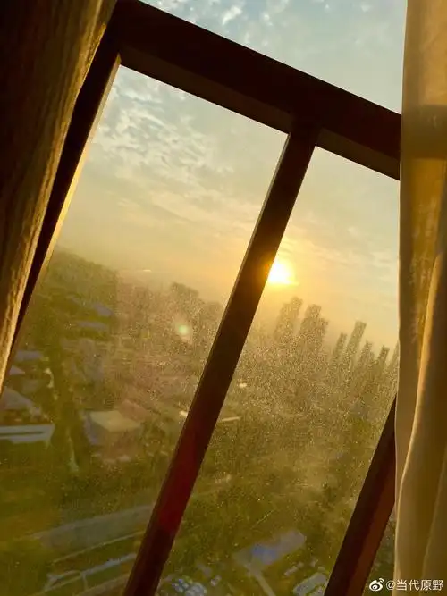 早晨醒来,打开我的窗户,外面一夕晨光初现!