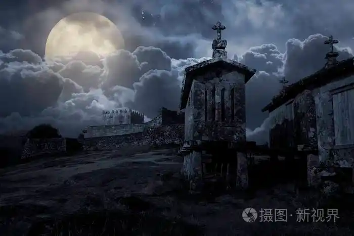 中世纪城堡在多云的月圆夜