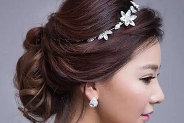 这个发型是非常适合妈妈在婚礼当中的发型的,而且这样的发型是把头发