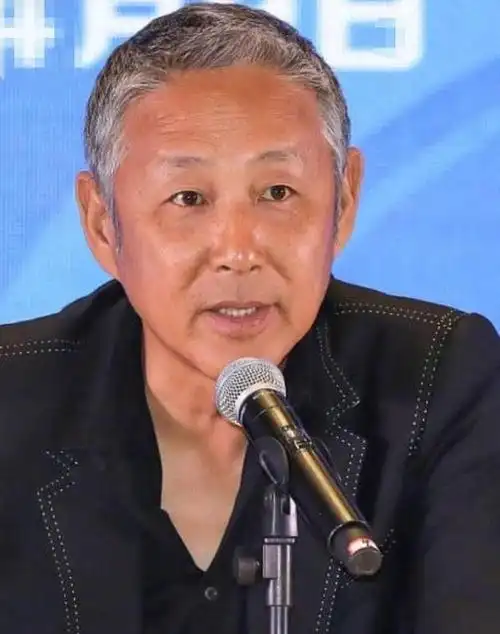 照片中可以看到,陈道明虽然年龄大,但是他的眼光和水平是不差的,看到