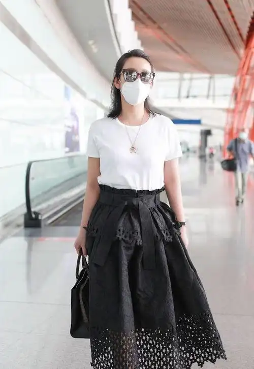 秦海璐和小姑娘站一起也不老,泡泡袖裙裹出好身材,身高挺占优势