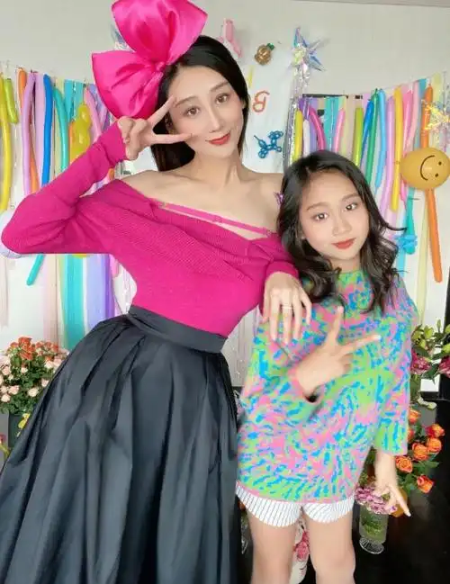 陈浩民为大女儿庆生11岁陈雅薷帮妈妈下厨做菜穿衣打扮显成熟