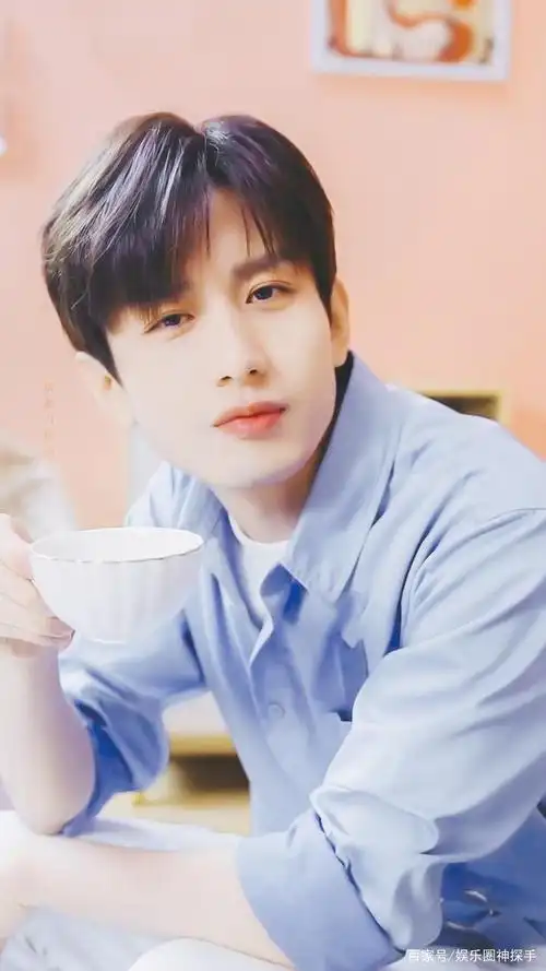 成毅大学时期的照片被疯传,那时的他还很青涩!