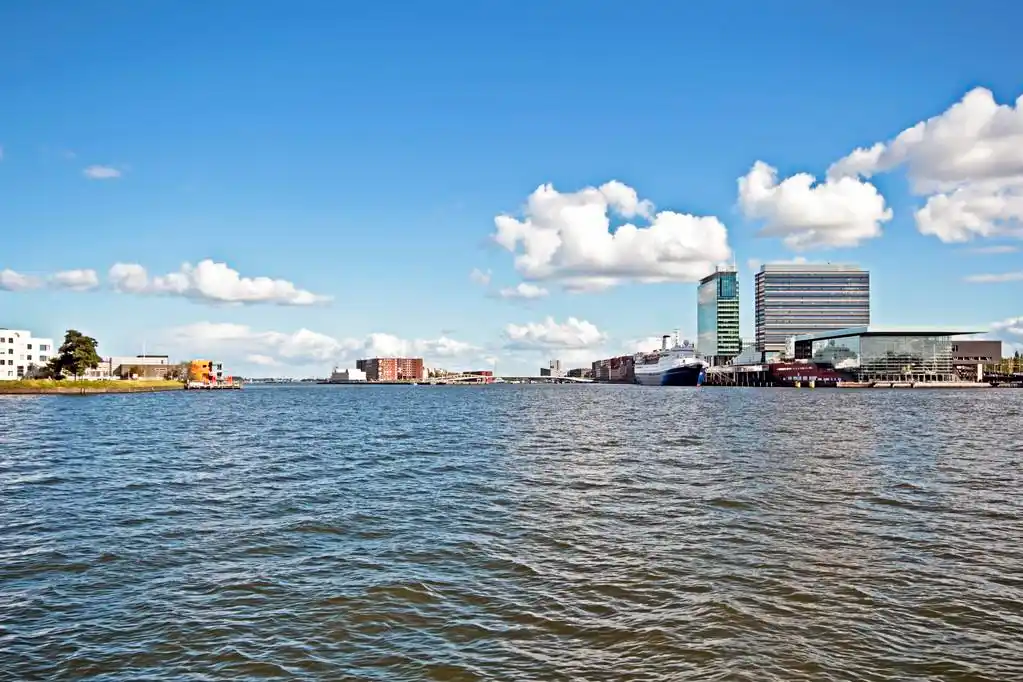 从在荷兰的阿姆斯特丹港