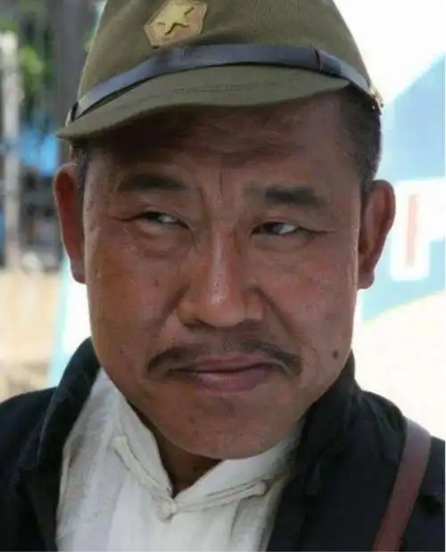 他是国家一级演员,因嘴歪演了一辈子坏人;女儿竟是我们熟悉的她