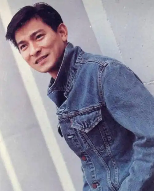 回顾刘德华头发花白有可能是新角色需要做出的一些妆容改造