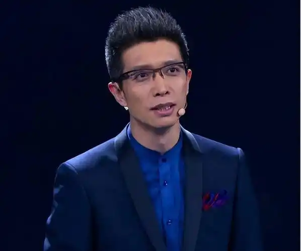 央视朱广权现身南京,45岁满头白发穿小脚裤,帅气幽默可惜未婚