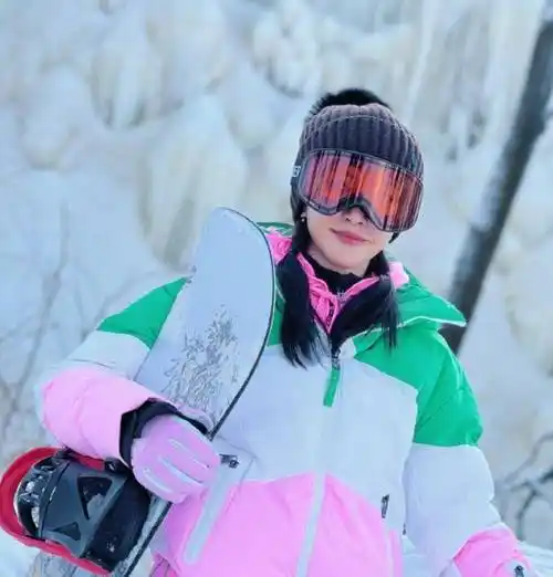 51岁李冰冰现身吉林滑雪!