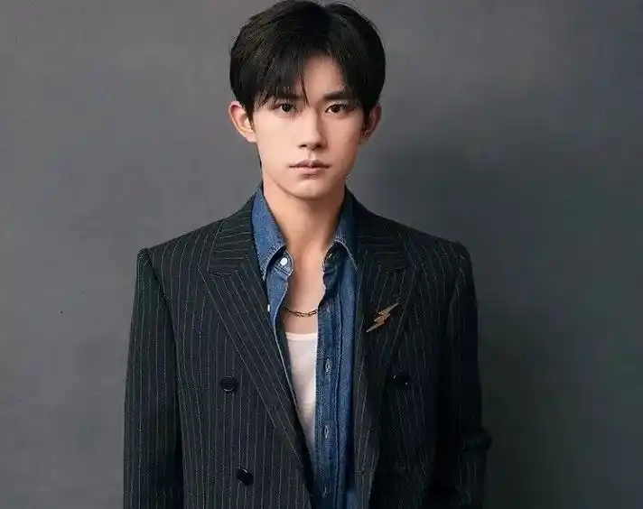 爱豆&易烊千玺,努力奋进的少年#抖音图文来了 #粉丝一千万  - 抖