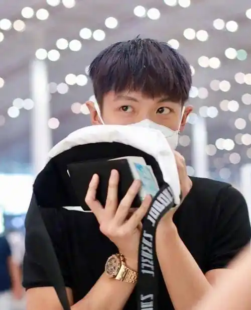 t恤修身的设计小秀肌肉饱满的身材曲线,看得出来,柯震东也是一个酷爱