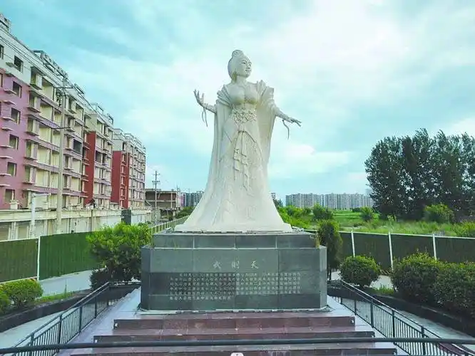 7月23日,驱车走在温泉镇的大街上,迎面看到女皇武则天的雕像.