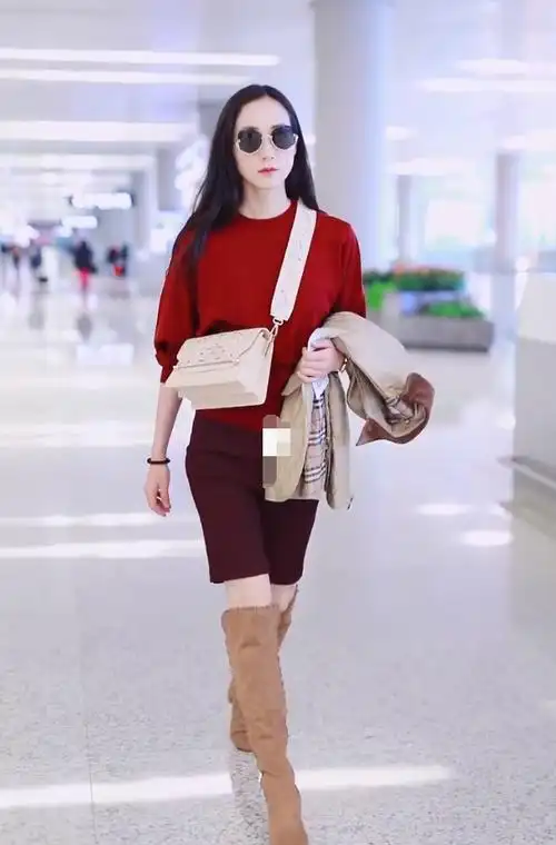 韩雪身穿卡其色的薄款棉服外套现身,脚踩长靴干练帅气!