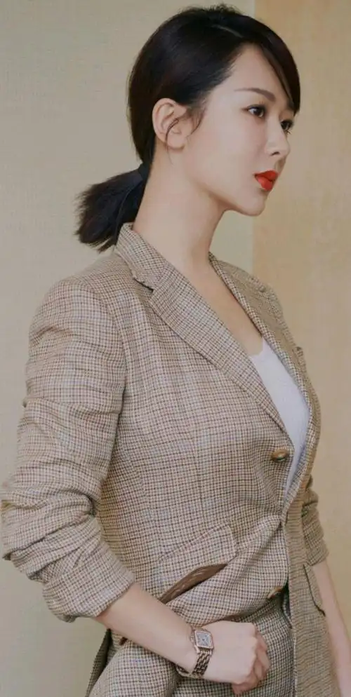 杨紫西装照,简洁干练女人味十足