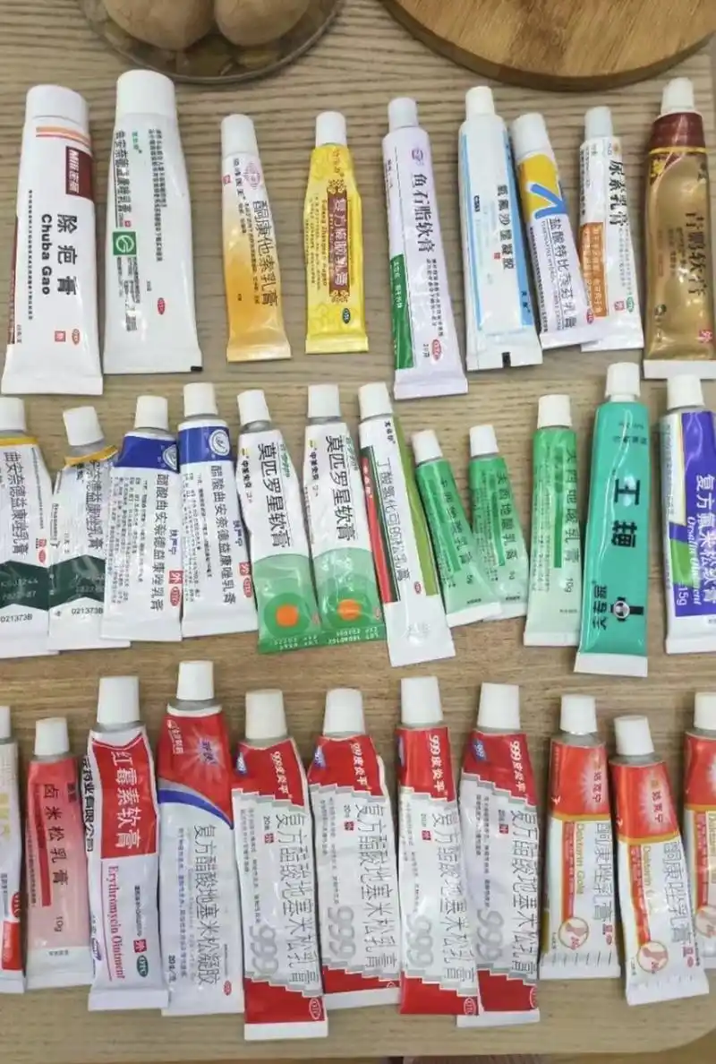 皮肤科医生家里常备的4种药膏,搞定大部分皮肤病!  1,糠酸莫米松软膏.