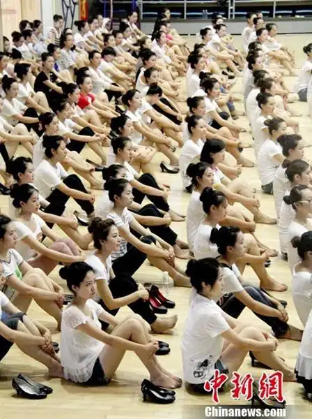 全运礼仪魔鬼集训结束秀纤细玉腿