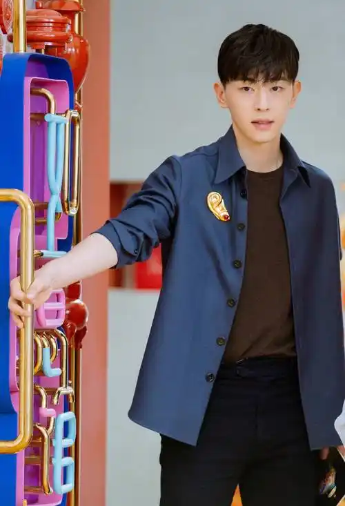 邓伦穿搭越来越大胆了,"娘炮粉"上身意外帅气,颜值才是硬道理_衬衫