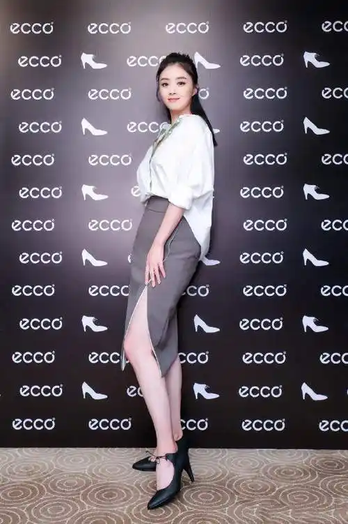 "蒋欣"减肥成功后新剪了齐刘海,让40岁的她美得如此惊艳,高级_大衣