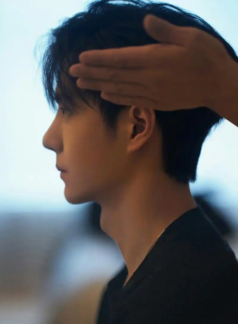 王一博的名品侧脸[期待][期待][期待] #王一博