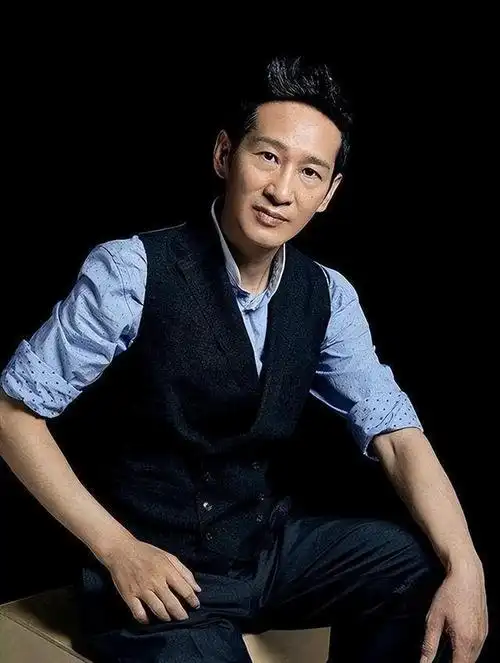 王劲松:一路走得苦,有戏演就对,55岁没儿没女又如何?